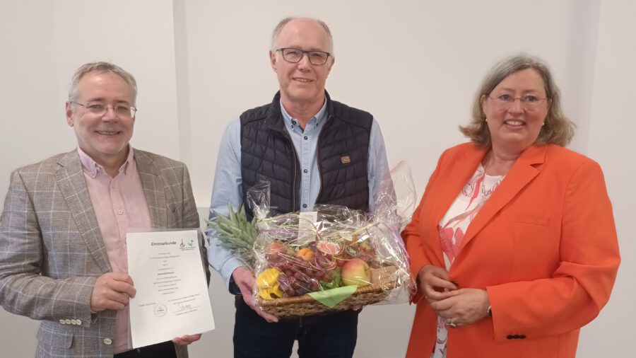 Frank Einheuser mit Schulreferent Matthias Elsermann (l.) und Beate Brinkmann.