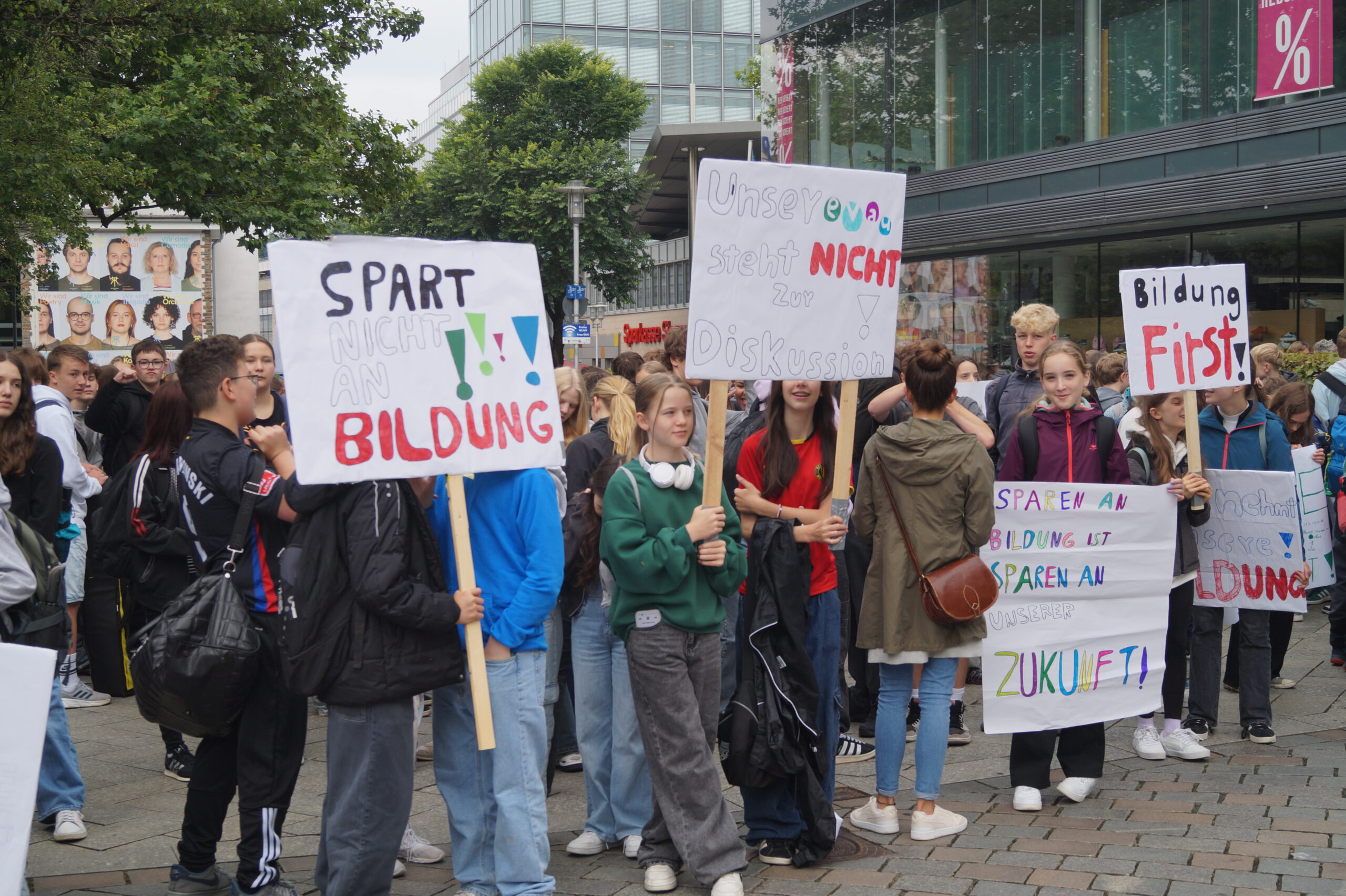 Mit Transparenten demonstrierten die Schüler gegen den Kreisentscheid.